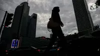 Aktivitas para pekerja saat jam pulang kerja melintasi jalan Kawasan Jalan MH Thamrin, Jakarta, Senin (2/12/2024). (Liputan6.com/Angga Yuniar)