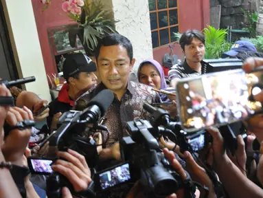 Wali Kota Semarang, Hendrar Prihadi memberikan respon terkait kontroversi pernyataannya yang ditulis di berbagai media terkait jalan tol di Rumah Makan Selasih Semarang, Senin (4/2). (Liputan6.com/Gholib)