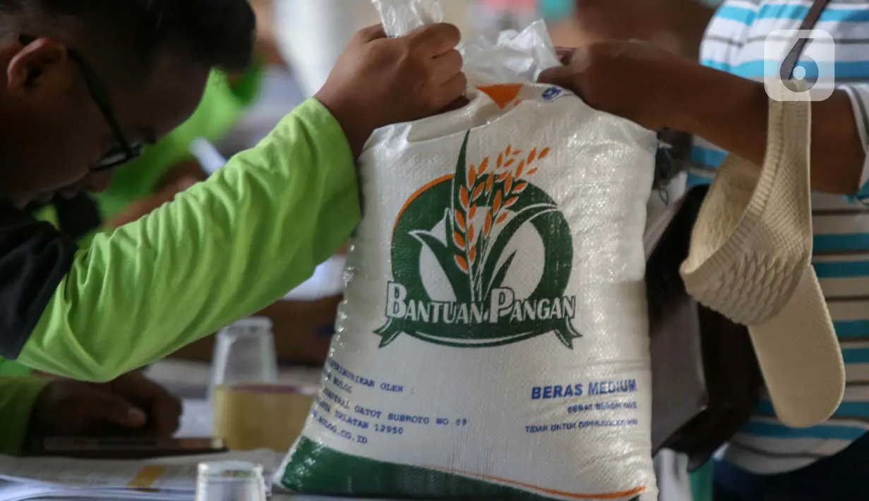Penyaluran bantuan untuk meringankan beban masyarakat dalam memenuhi kebutuhan konsumsinya di tengah kenaikan harga beras. (Liputan6.com/Herman Zakharia)