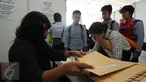 Pelamar mengantri di salah satu stand perusahaan yang membuka lowongan kerja pada Job for Career di Stadion Gelora Bung Karno Jakarta, Rabu (30/9/2015). Tingginya angka pencari kerja menjadikan bursa kerja ramai peminat. (Liputan6.com/Helmi Fithriansyah)