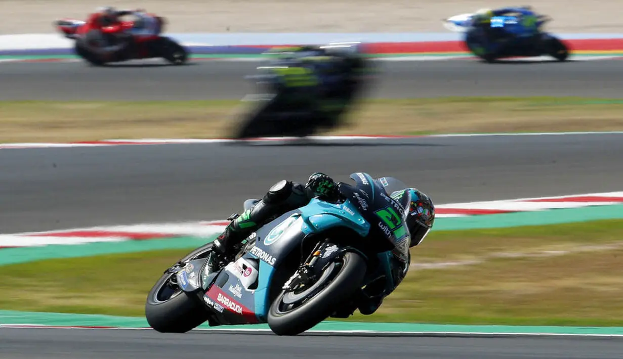 Pembalap Petronas Yamaha, Franco Morbidelli, memimpin balapan MotoGP San Marino di Sirkuit Misano, Minggu (13/9/2020). Morbidelli menjadi yang tercepat dengan catatan waktu 42 menit 02,272 detik. (AP/Antonio Calanni)
