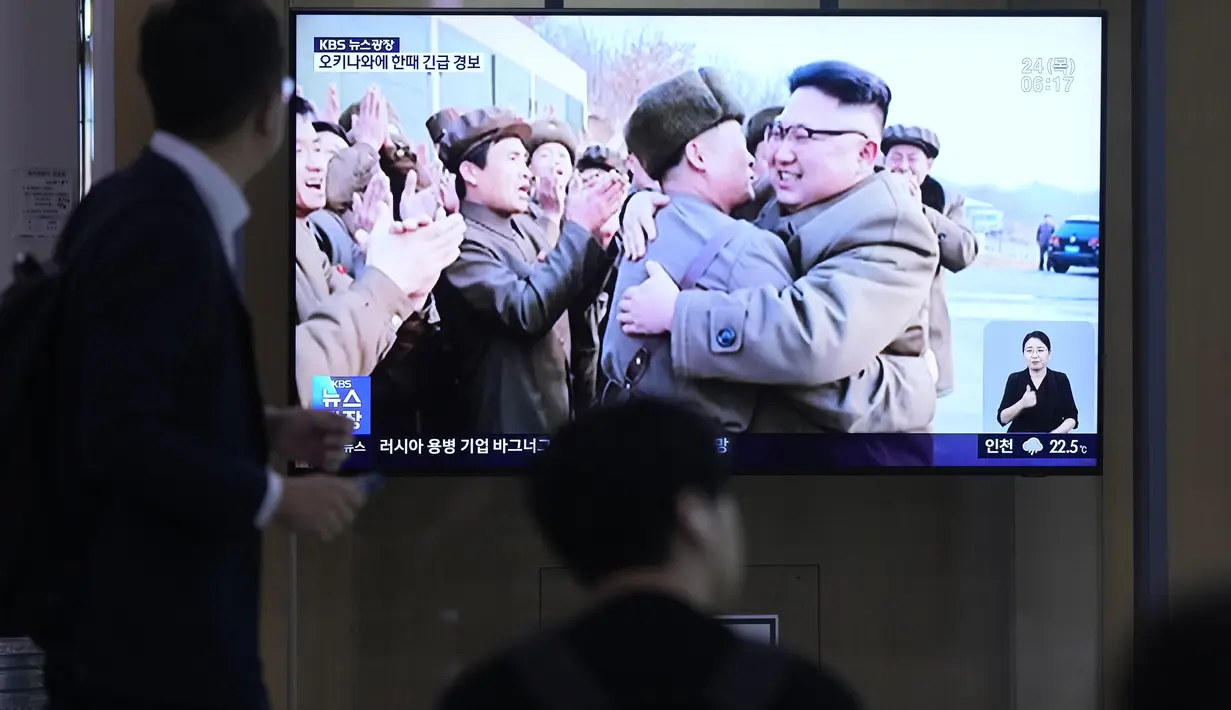 Ini terjadi hanya beberapa bulan setelah peluncuran pertama oleh Pyongyang yang gagal dan berakhir dengan jatuhnya roket ke dalam laut sesaat setelah lepas landas. (AP Photo/Lee Jin-man)