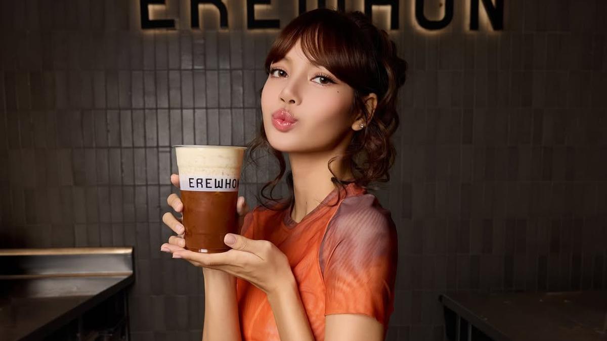Lisa BLACKPINK Rilis Kolaborasi dengan Brand Minuman Mahal yang Pernah Diminum Kakak Erina Gudono
