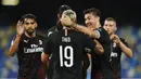 Para pemain AC Milan merayakan gol yang dicetak oleh Theo Hernandez ke gawang Napoli pada laga Serie A di Stadion San Paolo, Minggu, (12/7/2020). Kedua tim bermain imbang 2-2. (Spada/LaPresse via AP)