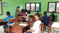Foto: Pelajar berkebutuhan khusus di SLB Beru, Kabupaten SIKKA NTT sedang mengikuti kegiatan belajar mengajar (Liputan6.com/Dion)