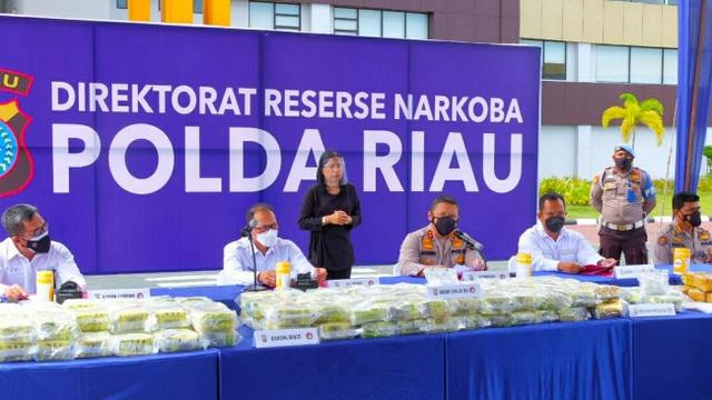 Konferensi pers pengungkapan narkoba oleh Polda Riau.