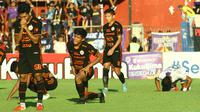 Pemain Persija tampak lesu setelah dikalahkan Persik 2-0 pada laga pekan ke-30 BRI Liga 1 2022/2023 di Stadion Brawijaya Kota Kediri, Minggu (12/3/2023). (Bola.com/Gatot Sumitro)