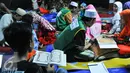 Sejumlah anak belajar mengaji di tenda kemanusiaan Dompet Dhuafa, Jakarta, Jumat (29/4/2016). Warga memilih bertahan di perahu atau tenda daripada pindah ke rusun. (Liputan6.com/Yoppy Renato)