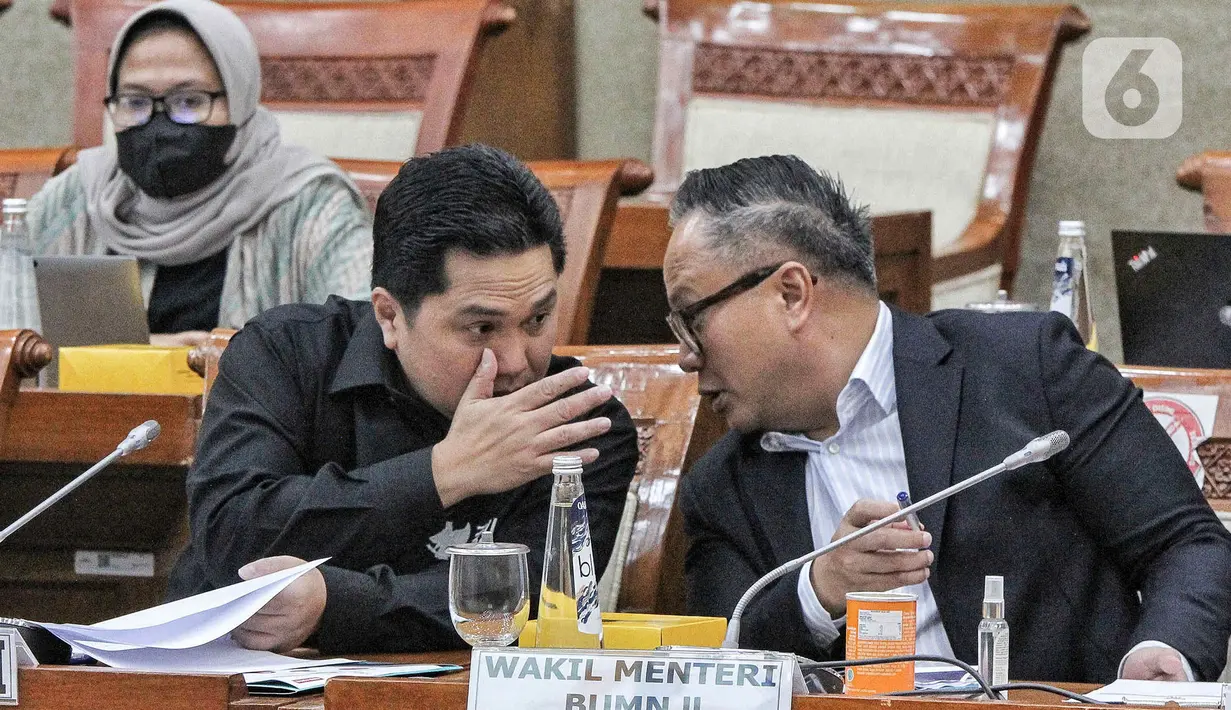Menteri BUMN RI Erick Thohir berbincang dengan Wakil Menteri BUMN II Kartika Wirjoatmodjo (kanan) mengikuti Rapat Kerja dengan Komisi VI DPR RI di gedung Parlemen, Jakarta, Senin (5/12/2022). Rapat kerja membahas evaluasi pelayanan dan pencapain kinerja Kementerian BUMN RI Tahun 2022 serta rencana aksi pembinaan BUMN Tahun 2023. (Liputan6.com/Angga Yuniar)