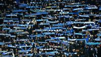 Penjunjung stadion San Paolo, markas Napoli dilarang menggunakan ikat pinggang dalam laga melawan Manchester City, Rabu (1/11/2017) atau Kamis dinihari WIB. (AFP / ALBERTO PIZZOLI)