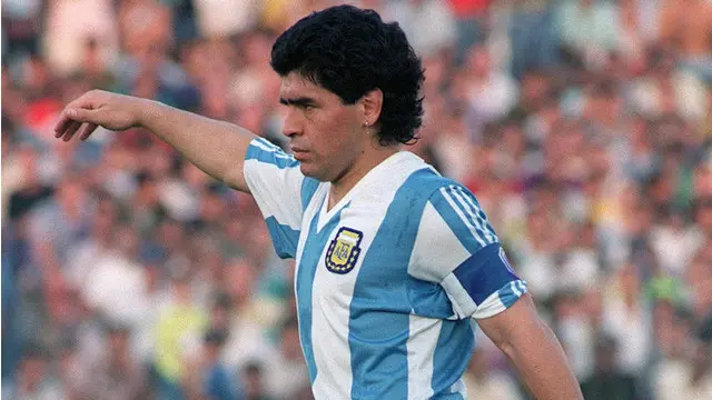 Momen klasik yang diunduh dari FIFA TV kali ini menceritakan karier Diego Armando Maradona pesepak bola Argentina yang sukses membawa negaranya meraih trofi Piala Dunia tahun 1986.