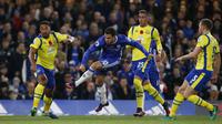 Tiga pemain Everton mengepung gelandang Chelsea, Eden Hazard (depan), pada laga lanjutan Premier League 2016-2017, di Stadion Stamford Bridge, Sabtu (5/11/2016) malam WIB. Everton takluk dengan skor telak, 0-5.  (Reuters/Andrew Couldridge)