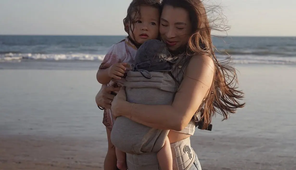 Potret memukau Jennifer Bachdim bahkan menggendong kedua anaknya. Berpose penuh pesona di pantai, Jennifer Bachdim tampil dengan atasan tanpa lengan dipadu celana jeans, menggendong bayinya dan anak ketiganya. [Foto: Instagram/jenniferbachdim]
