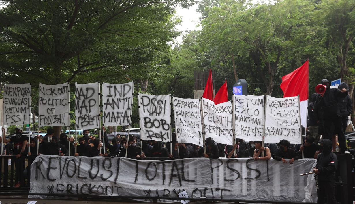 Ultras Garuda menuntut pertanggungjawaban PSSI atas sejumlah keputusan kontroversial yang dinilai menjadi penyebab gagalnya Timnas Indonesia melaju ke Piala Dunia 2026. Tampak dalam foto, suporter timnas Indonesia, Ultras Garuda, saat menggelar aksi unjuk rasa di depan Kantor PSSI, GBK Arena, Senayan, Jakarta Pusat, Jumat (14/11/2025). (Bola.com/M Iqbal Ichsan)