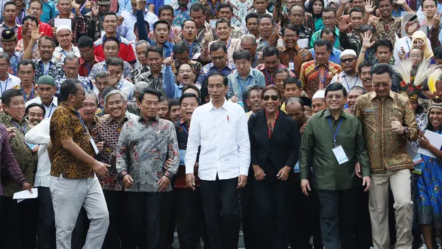 Terima Perwakilan Nelayan, Begini Gaya Jokowi Saat Berfoto Bersama