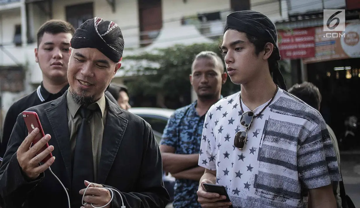 Ahmad Dhani dan Al Ghazali bersiap menjalani sidang lanjutan kasus ujaran kebencian (Hate Speech) di media sosial Twitter di PN Jakarta Selatan, Senin (30/4).  Sidang tersebut beragendakan tanggapan Jaksa penuntut umum. (Liputan6.com/Faizal Fanani)