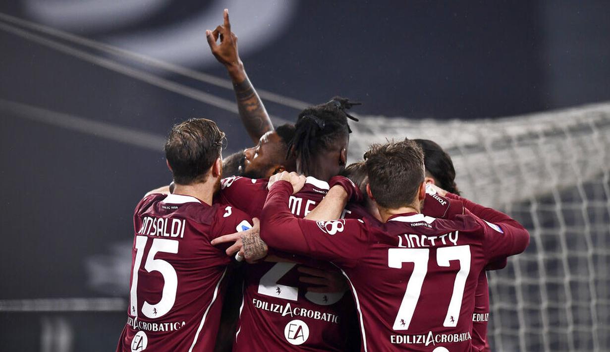 Para pemain Torino merayakan gol yang Nicolas Nkoulou ke gawang Juventus pada laga Liga Italia di Stadion Allianz, Minggu (6/12/2020). Juventus menang dengan skor 2-1. (Fabio Ferrari/LaPresse via AP)