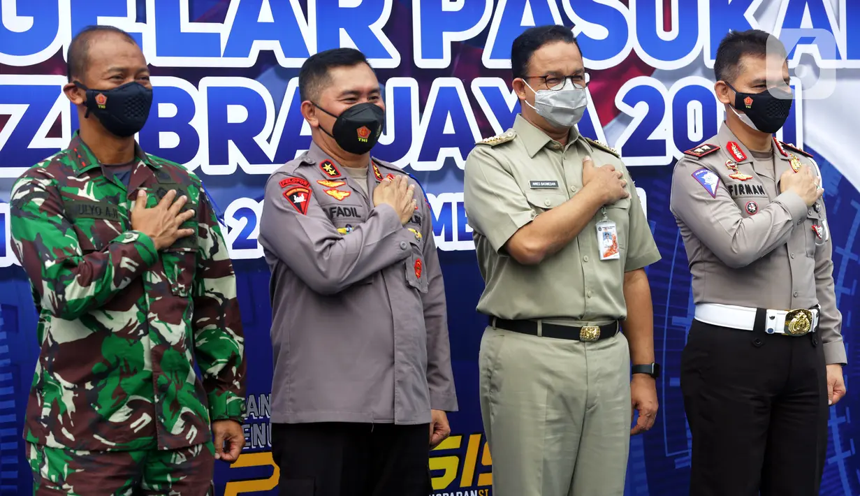 Gubernur DKI Jakarta Anies Baswedan (kedua kanan) bersama Kapolda Metro Jaya Irjen Pol Fadil Imran (kedua kiri) dan Pangdam Jaya Mayjen TNI Mulyo Aji (kiri) saat Apel Gelar Pasukan Operasi Zebra Jaya 2021 di Polda Metro Jaya, Jakarta, Senin (15/11/2021). (Liputan6.com/Herman Zakharia)