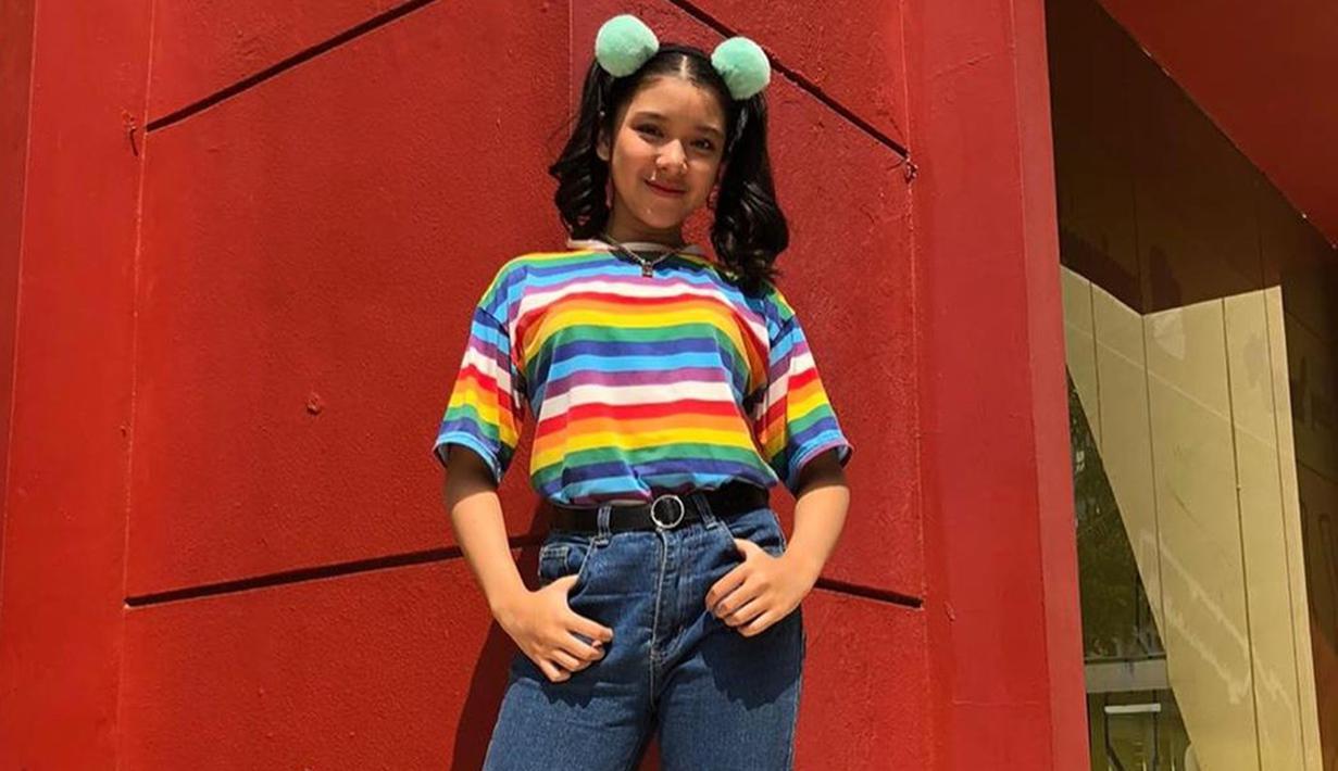 Penampilan Tiara yang sering menggunakan tatanan rambut ikat dua menjadi salah satu ciri khas dari wanita kelahiran 23 September 2001 ini. Gaya santai dari Tiara ini juga bisa ditiru bagi para remaja lainnya. (Liputan6.com/IG/@tiaraanugrahh)