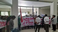Sejumlah Mahasiswa IAIN Gorontalo menggelar aksi unjuk rasa, menuntut oknum dosen dipecat (Arfandi/Liputan6.com)