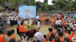 Es krim berdiameter 1 meter dan berat lebih dari 100 kilogram tersebut untuk menyemarakkan Piala Dunia 2014 di Brasil, Tiongkok, Minggu (29/6/14). (REUTERS/Stringer)
