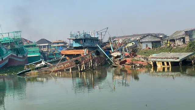 Alur Sungai Silugonggo Juwana Memprihatinkan, Dipenuhi Deretan Bangkai Kapal dan Kumuh