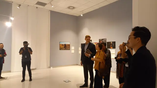 Potret suasana di dalam pameran World Press Photo di Erasmus Huis, Jakarta, pada 31 Agustus 2023