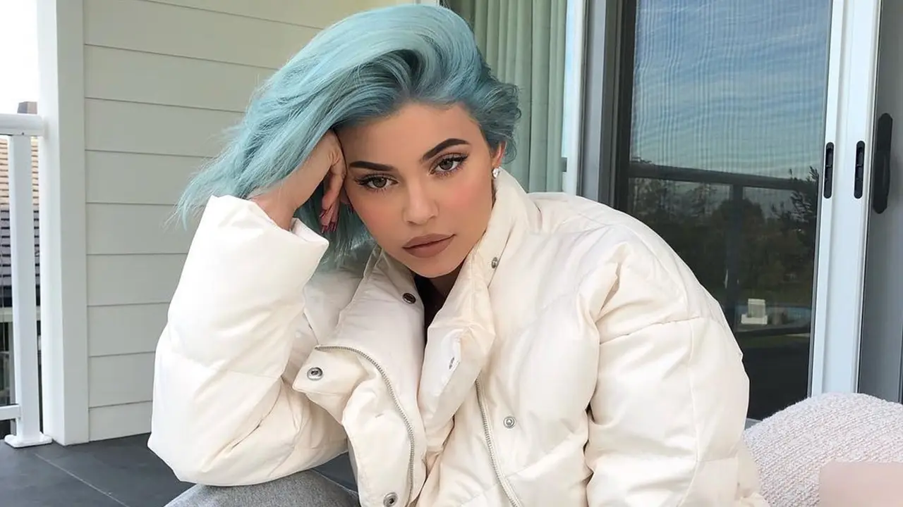 Sambut Tahun Baru, Kylie Jenner Pamer Rambut Warna Biru