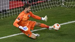 Kevin Trapp telah membela Eintracht Frankfurt sejak 2012 silam. Meski pernah dilepas ke PSG pada 2015, ia akhirnya kembali ke Deutsche Bank Park tiga musim berselang. Sejauh ini, Trapp telah membukukan 256 penampilan dengan menorehkan 58 clean sheets. Ia juga menjadi sosok penting kemenangan Die Alder di Liga Europa musim lalu. (AFP/Pierre-Philippe Marcou)