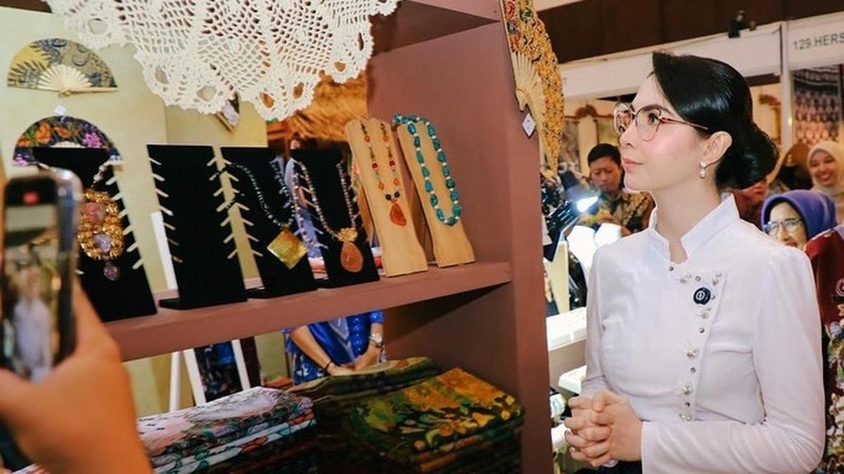 6 Outfit Ibu Pejabat ala Arumi Bachsin yang Penuh Wibawa, dari Batik Kekinian hingga Kebaya Elegan