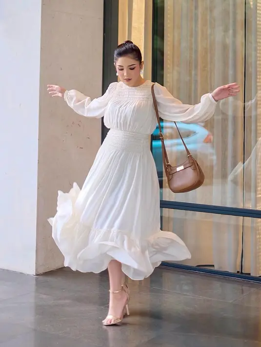 Lebih lanjut, ternyata alasan Nindy adalah tentang prinsip hidupnya, yang memang ada masalah lain juga di tengah kehidupan rumah tangga Nindy Ayunda dan Parasady Harsono. (Instagram/nindyparasadyharsono)