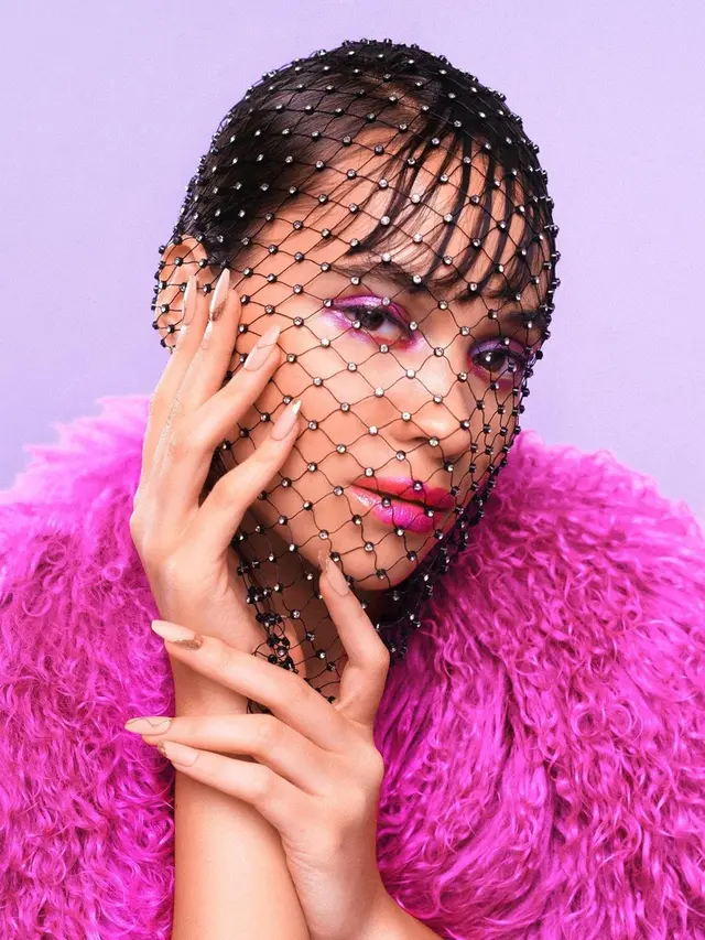 FOTO: Gaya Aurora Ribero dengan Makeup Tebal saat Pemotretan Curi Perhatian