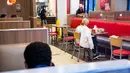 Orang-orang menikmati hidangan makan malam di restoran di New York, AS (30/9/2020). Restoran di New York City diizinkan untuk membuka kembali layanan makan dalam ruangan selama masih di bawah 25 persen dari kapasitas maksimal dan mematuhi protokol keselamatan yang ketat. (Xinhua/Michael Nagle)