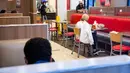 Orang-orang menikmati hidangan makan malam di restoran di New York, AS (30/9/2020). Restoran di New York City diizinkan untuk membuka kembali layanan makan dalam ruangan selama masih di bawah 25 persen dari kapasitas maksimal dan mematuhi protokol keselamatan yang ketat. (Xinhua/Michael Nagle)