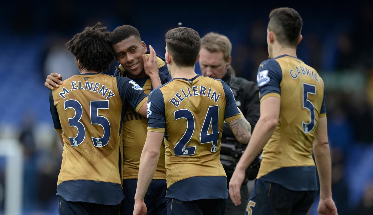 Pemain muda Arsenal, Alex Iwobi, mencetak gol perdananya di ajang Liga Iggris saat bertandang ke markas Everton, Stadion Goodison Park, Sabtu (19/3/2016). (AFP/Oli Scarff)