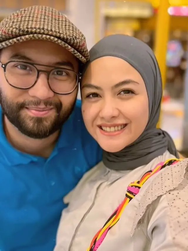 Potret selfie Revalina S. Temat dan suami (Sumber: Instagram/kngrendy dan Instagram/vatemat)