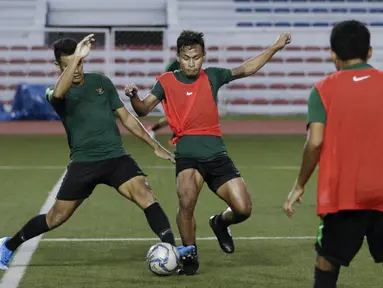 Pemain Timnas Indonesia U-22, Osvaldo Haay, berebut bola dengan Muhammad Rafli saat latihan di Stadion Rizal Memorial, Manila, Jumat (22/11). Latihan ini persiapan jelang laga SEA Games 2019. (Bola.com/M Iqbal Ichsan)