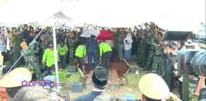 Seperti inilah suasana upacara pemakaman Almarhum Adnan Buyung Nasution.