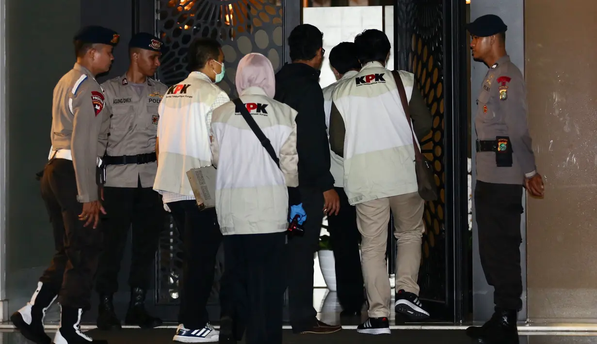 Sejumlah penyidik kenakan rompi KPK masuk ke dalam rumah tersangka Ketua DPR RI Setya Novanto dengan pengawalan ketat dari aparat kepolisian Brimob di Jalan Wijaya 13 No 19, Jakarta Selatan, Kamis (16/11). (Liputan6.com/Johan Tallo)