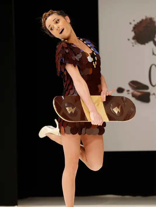 Presenter televisi Prancis, Capucine Anav berpose saat memamerkan busana terbuat dari cokelat kreasi Cameron Kham and chocolatier Jean-Paul Hevin dalam acara fashion show Chocolate Fair 2016 di Porte de Versailles di Paris (27/10). (AFP/Francois Guillot)