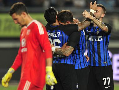 Para pemain Inter Milan merayakan gol yang dicetak Stevan Jovetic, ke gawang Lyon pada laga International Champions Cup di Nanjing Olympic Sports Center, Jiangsu, Senin (24/7/2017). Inter Milan menang 1-0 atas Lyon. (AFP)