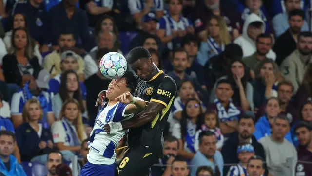 Pemain Manchester City Marc Guehi melompat menyundul bola bersama pemain Porto Pepe