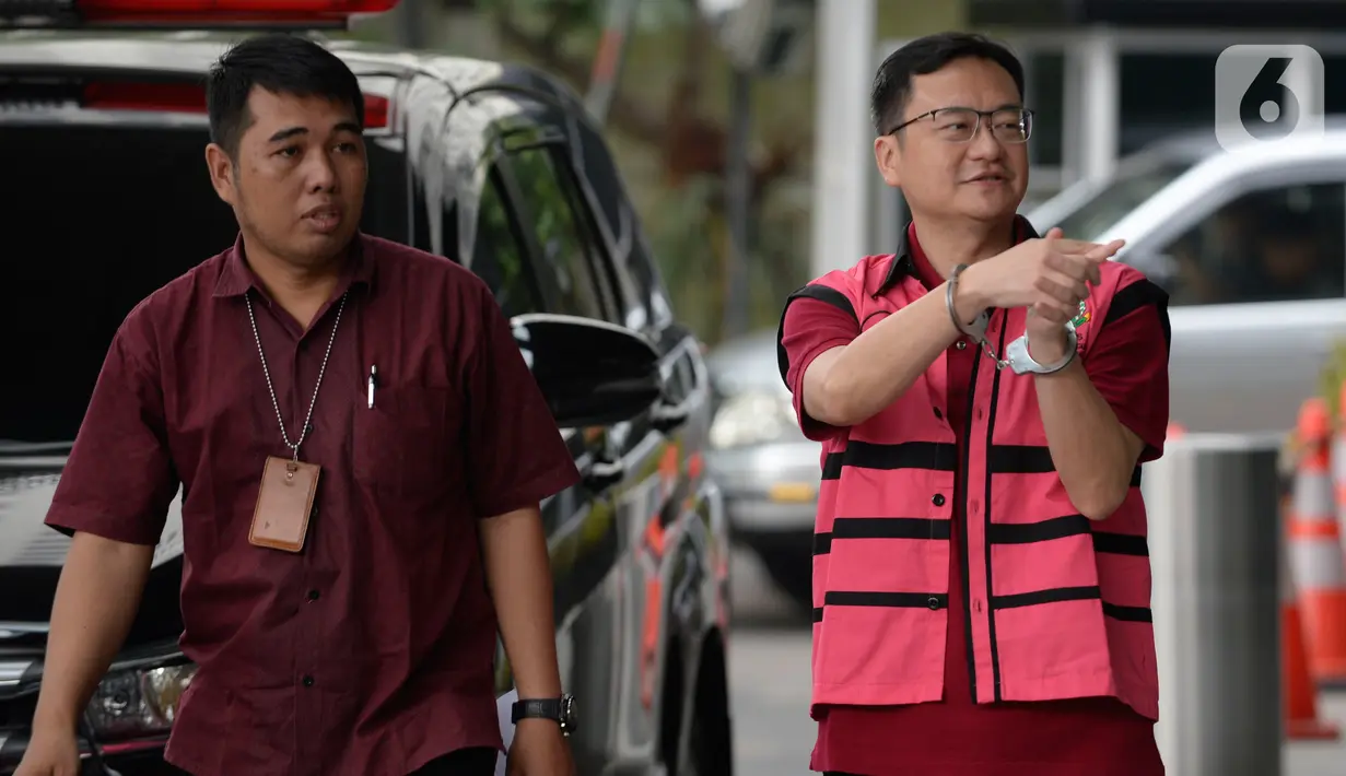 Komisaris PT Hanson International Tbk (MYRX), Benny Tjokrosaputro tiba di Gedung KPK untuk menjalani pemeriksaan oleh penyidik Kejaksaan Agung di Jakarta, Jumat (31/1/2020). Benny diperiksa sebagai tersangka terkait kasus dugaan korupsi di PT Asuransi Jiwasraya (Persero). (merdeka.com/Dwi Narwoko)