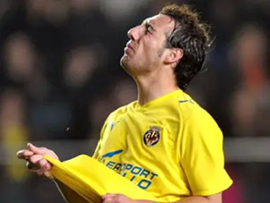 Villarreal's Santi Cazorla reacts during their group E Champions League cup match against Panathinkos at Madrigal Stadium in Villarreal on February 25, 2008. AFP PHOTO/DIEGO TUSON
