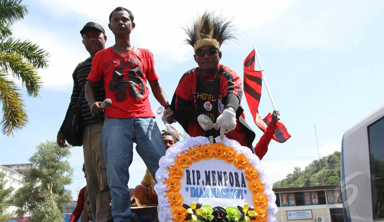 Sebuah karangan bunga dibawa saat aksi damai di halaman Kantor DPR Papua, Selasa (26/5/2015). Mereka menuntut pemerintah terkait batalnya laga Piala AFC antara Persipura vs Pahang FA akibat tak keluarnya visa. (Liputan6.com / Katharina Janur)