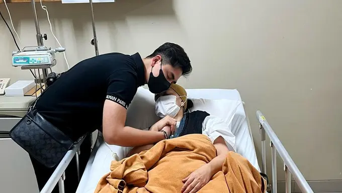 Athalla Naufal dampingi Venna Melinda di rumah sakit usai kasus KDRT yang dialami ibuda