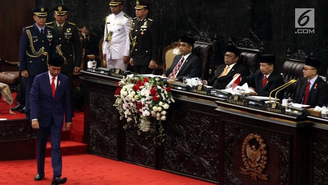 Presiden Joko Widodo (Jokowi) menuju mimbar untuk menyampaikan Pidato Kenegaraan pada Sidang Tahunan MPR 2018 di Gedung Nusantara, Senayan, Jakarta, Kamis (16/8). Rangkaian sidang tahunan tersebut terdiri dari tiga agenda. (Liputan6.com/Johan Tallo)