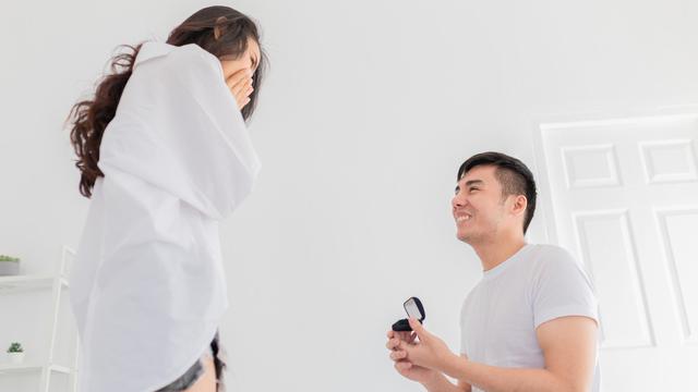 Ilustrasi seorang pria melamar kekasihnya