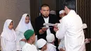Penulis skenario dan sutradara Joko Anwar membagikan amplop kepada anak yatim yang hadir dalam syukuran film terbarunya. Menurutnya, saat membuat film, ia sama sekali tidak memikirkan target penonton. (Deki Prayoga/Bintang.com)