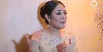 Penyanyi Nindy menjadi pusat perhatian akibat fashionnya yang unik, bukan hanya piyama, Meme atas dirinya pun dianggapnya lucu.